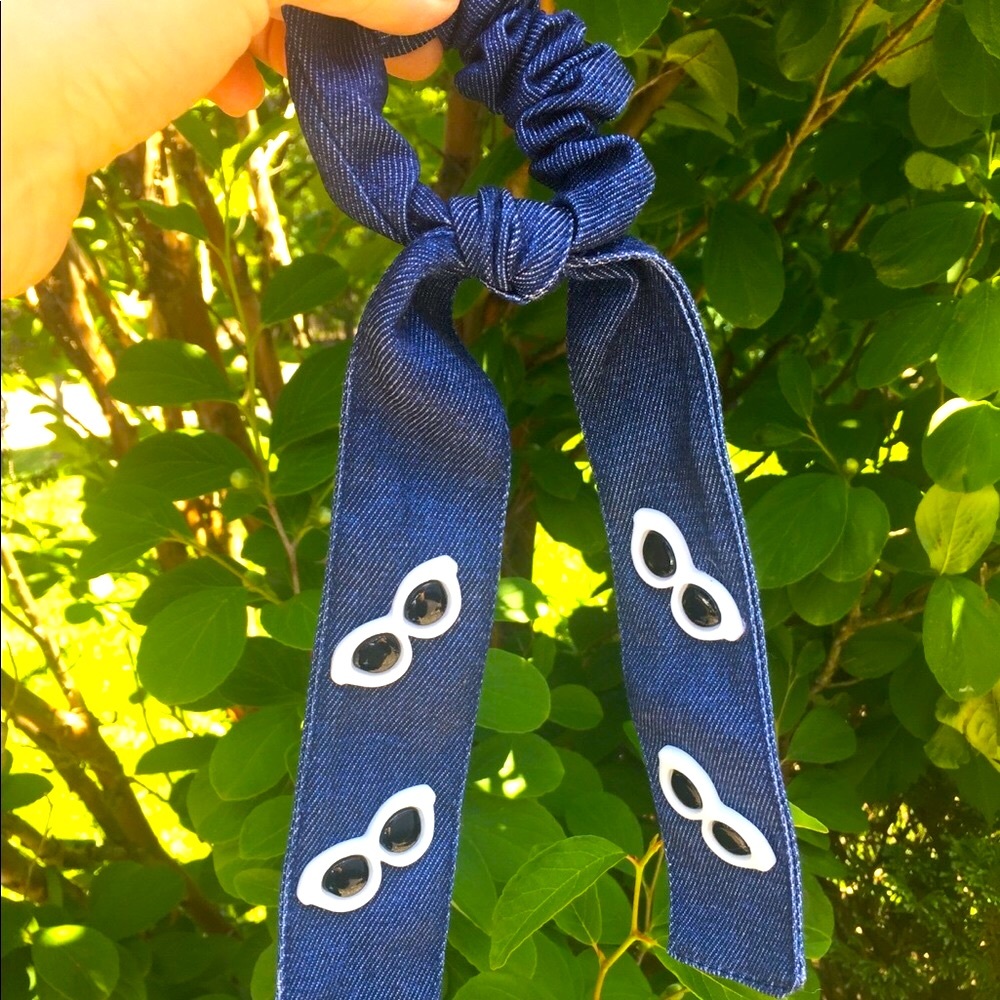Trendy ponytail holder with sunglasses.